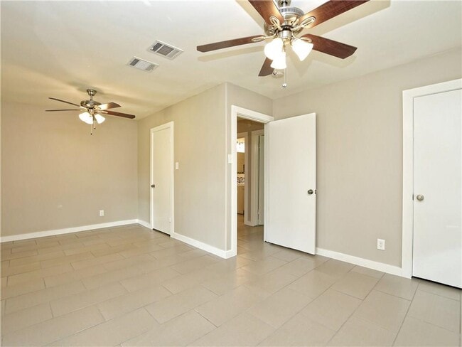 Building Photo - 1406 Green Forest Dr