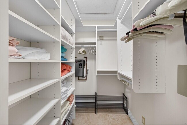 Building Photo - 119 Club Dr