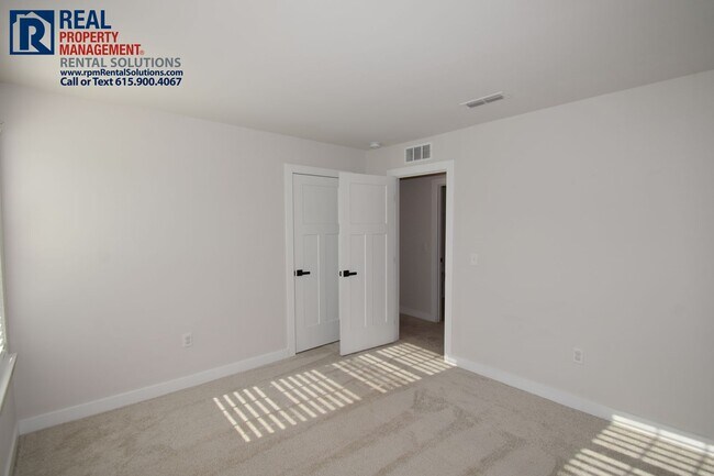 Building Photo - Amazing, modern and spacious home! 4 bd, 2...