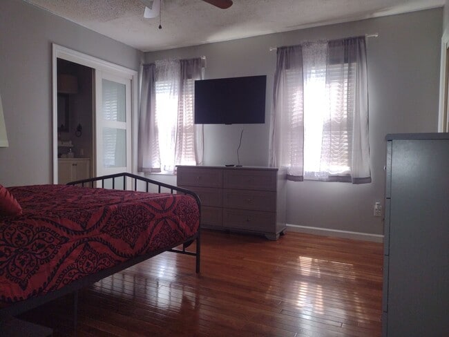 Building Photo - Beautifully renovated 4 bed 5 bath condo with a private back yard