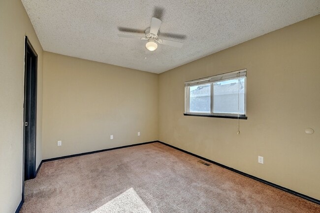 Building Photo - $2,000.00 - 3 bedroom, 2 bathroom, Single ...