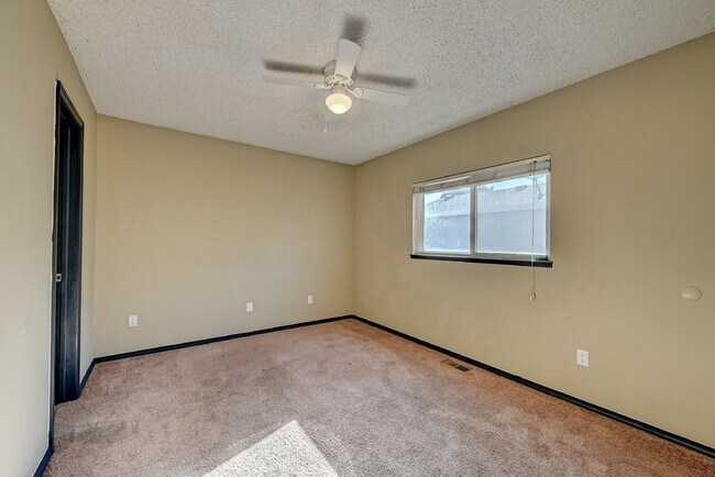 Building Photo - $2,100.00 - 3 bedroom, 2 bathroom, Single ...