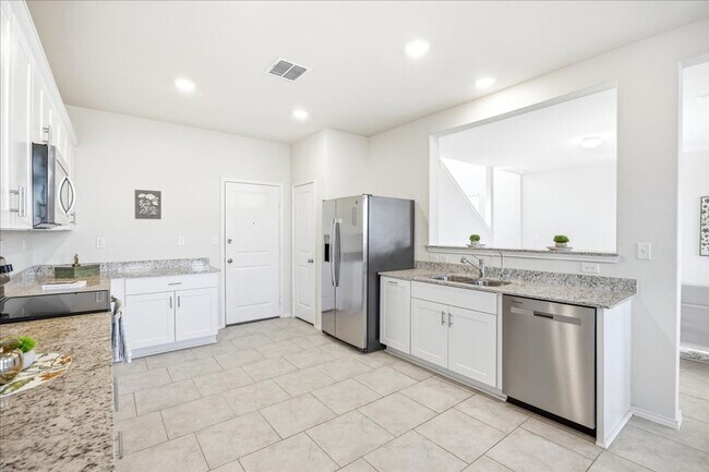 Building Photo - Light-Filled Home in Amenity-Rich Community with Pool & Park!