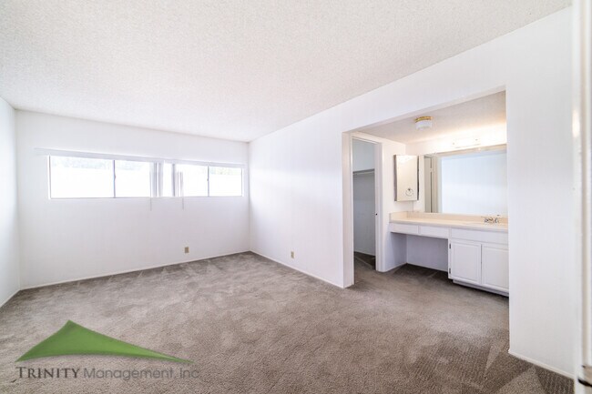 Building Photo - 2564 Navarra Dr