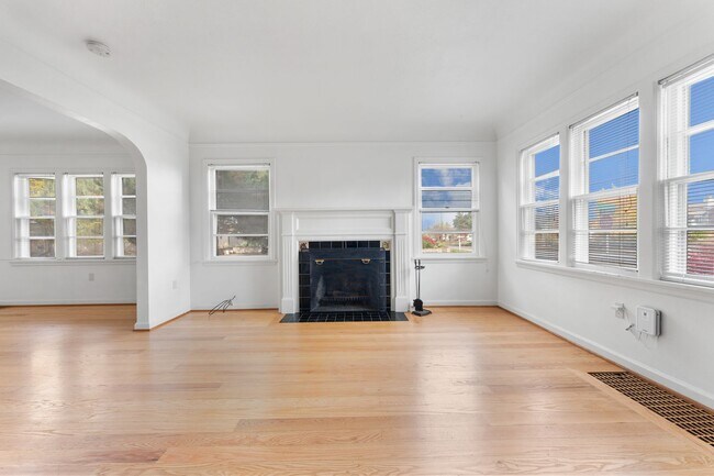 Building Photo - Spacious 6 Bed 2 Bath Home- N Portland Charmer!