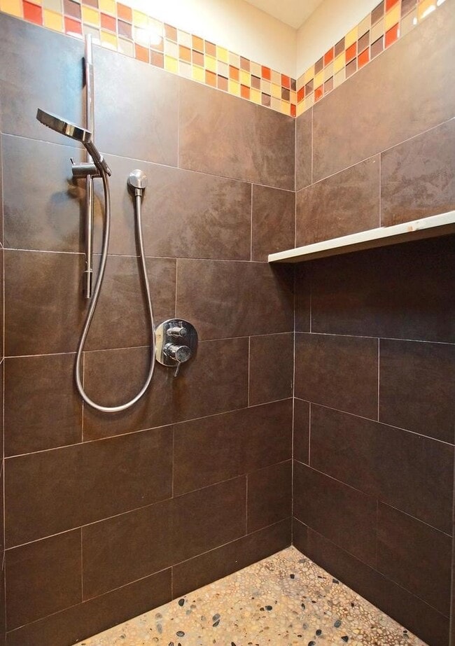 Building Photo - 307 9th St SE