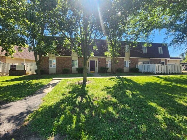 Building Photo - 3 Bedroom Townhome