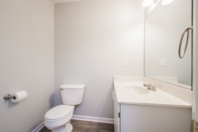 Building Photo - 2 Bedroom 2.5 Bathrooms in South Chesapeake