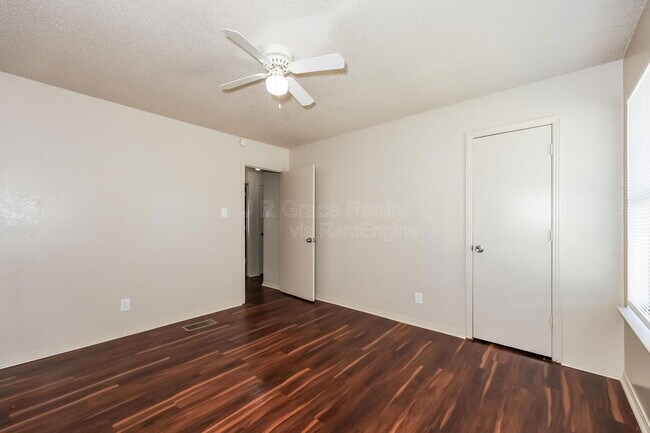 Building Photo - 5931 Shadydell Dr