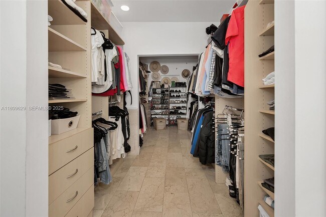 Building Photo - 201 Knollwood Dr