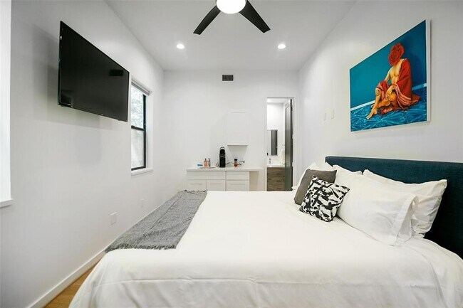 Building Photo - 511 Memorial Heights Dr