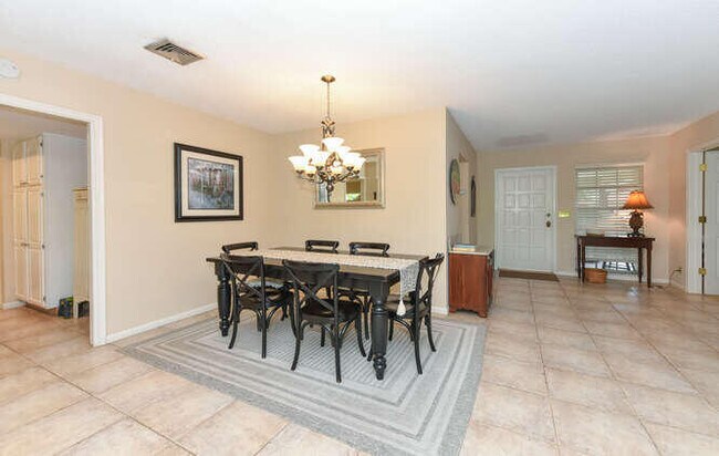 Building Photo - 493 Forestview Dr
