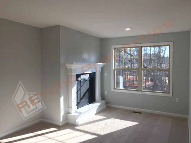 Building Photo - Stunning 4 Bedroom 2.5 Bathroom Single Fam...