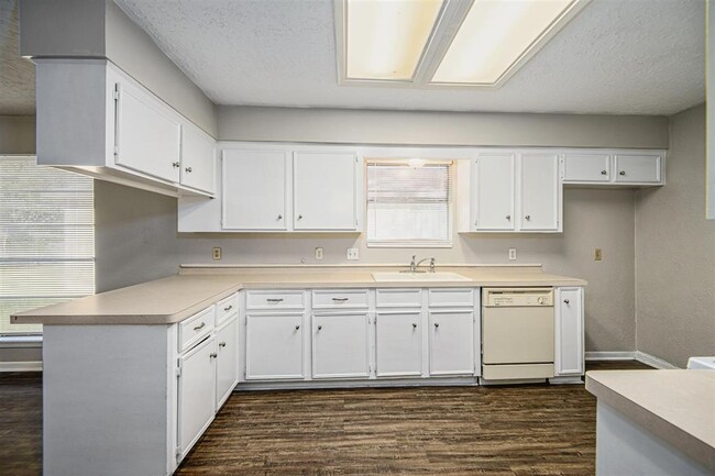 Building Photo - 22807 Canyon Lake Dr