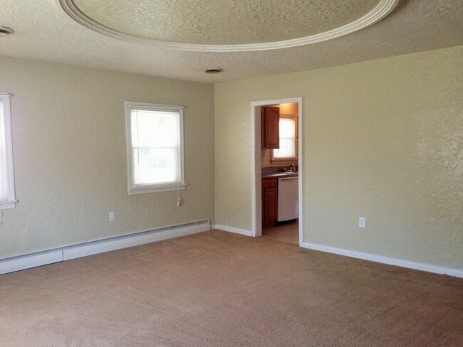 Building Photo - SPACIOUS 3 BED/1 BATH ALL BRICK HOME IN ES...
