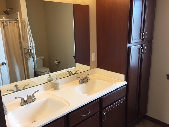 Building Photo - 35 Jaro Wy