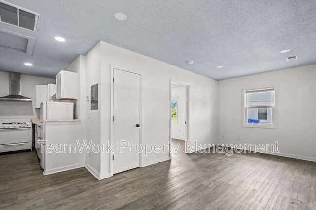 Building Photo - 3101 Azalea Dr
