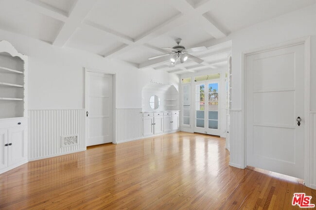 Building Photo - 307 S Doheny Dr