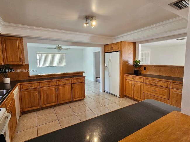 Building Photo - 2885 Cambridge Rd