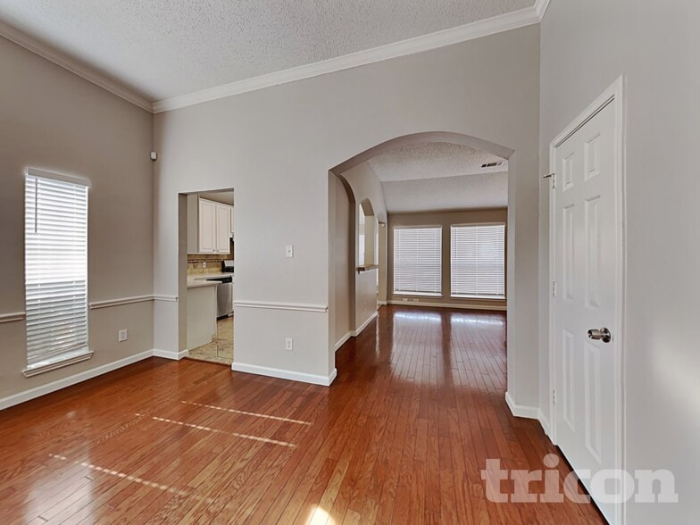 Building Photo - 1041 Essex Dr