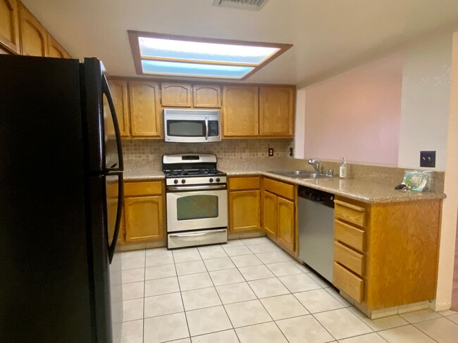 Building Photo - AVAILABLE NOW!!