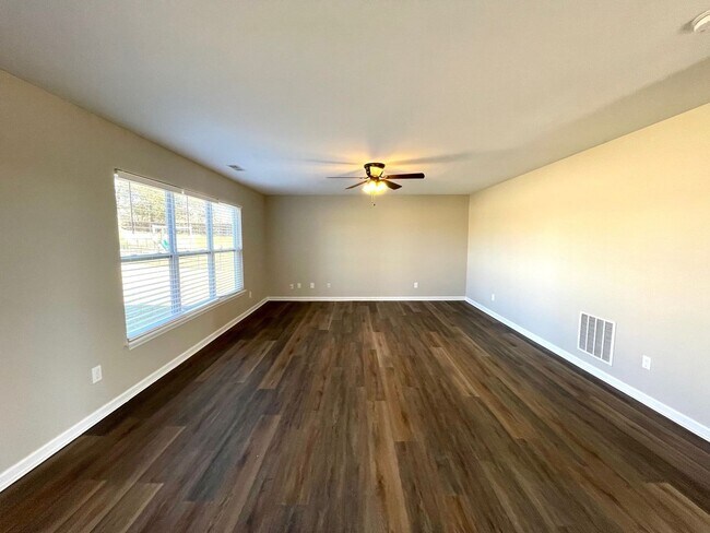 Building Photo - Renovated Polo Fields Home!