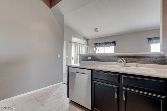 Building Photo - 2305 W Horizon Ridge Pkwy