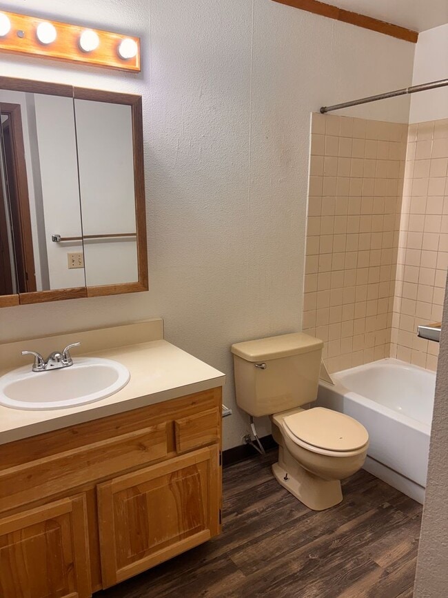 Building Photo - Wonderful 2 Bedroom Condo With In-Unit Was...