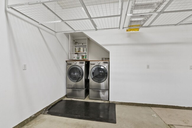 Building Photo - 908 N Santa Anita Ave