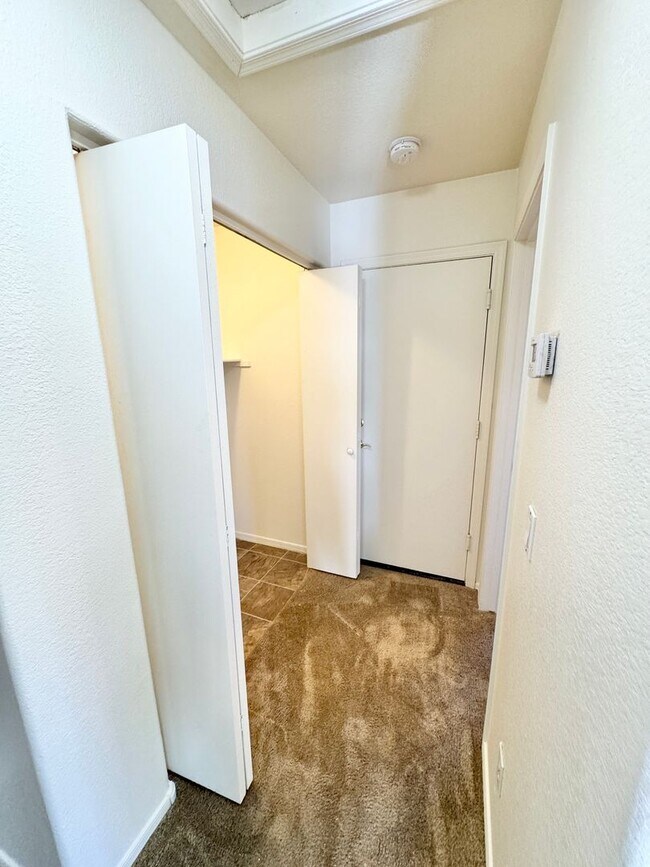 Building Photo - 3 Bedroom 2 Bath Single Level Home In Peor...