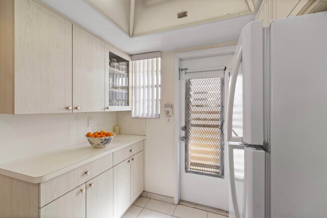 Building Photo - 1333 E Hallandale Beach Blvd