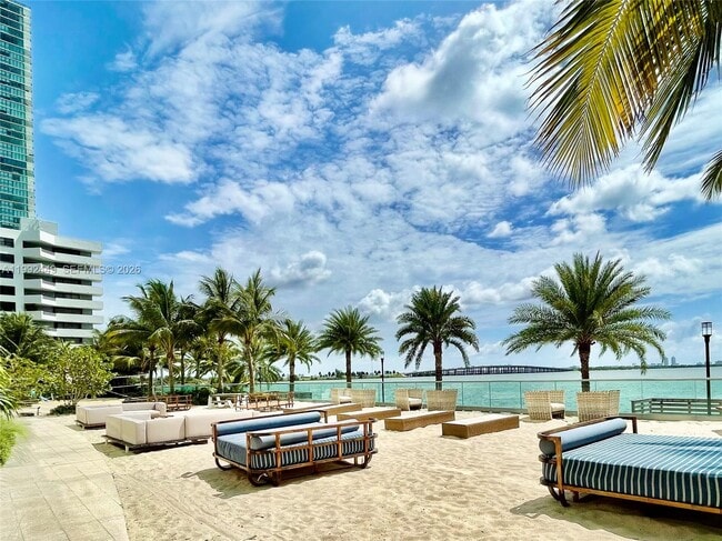 Building Photo - 2900 NE 7th Ave