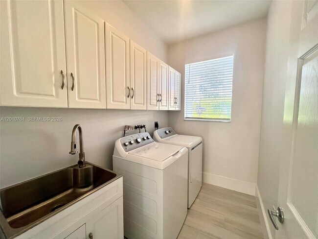 Building Photo - 13651 SW 84th Ct