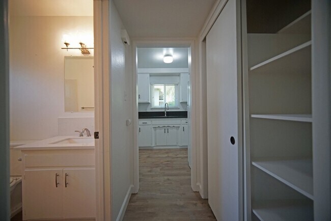 Building Photo - 20 Manley Ct