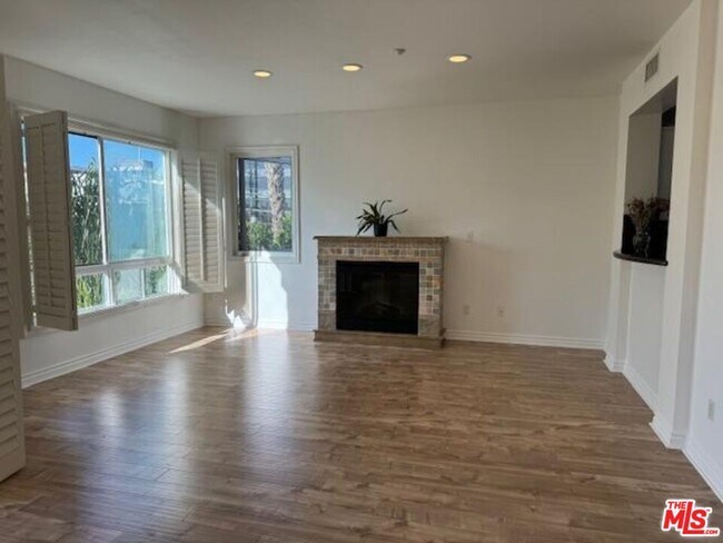 Building Photo - 320 S Willaman Dr