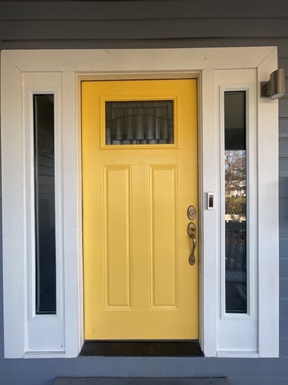 Building Photo - 806 E 3rd St