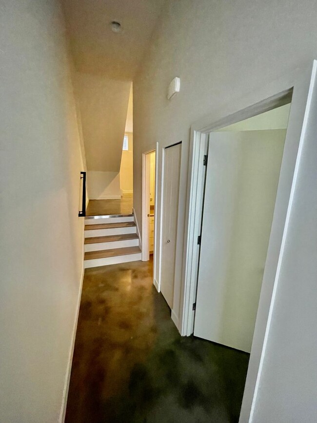 Building Photo - Exceptional Fremont Townhome - Amazing Loc...