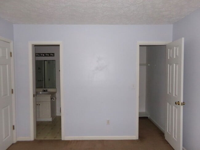 Building Photo - Location, Location, Location!!