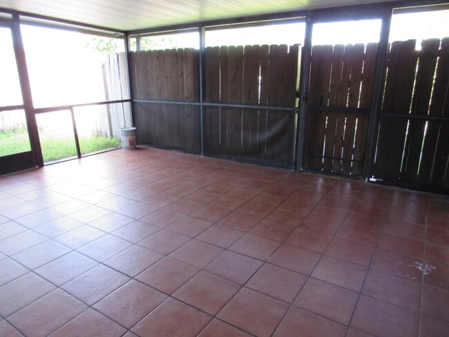 Building Photo - 1065 Manor Dr