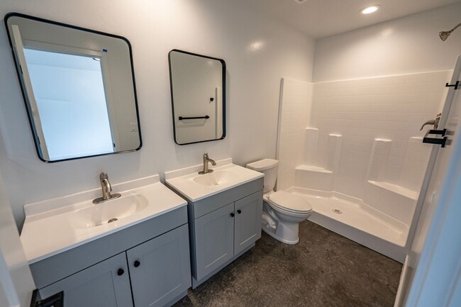 Building Photo - 4 Bedroom 2 Bathroom Home