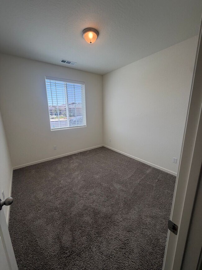 Building Photo - 2042 Sherbrook Ave