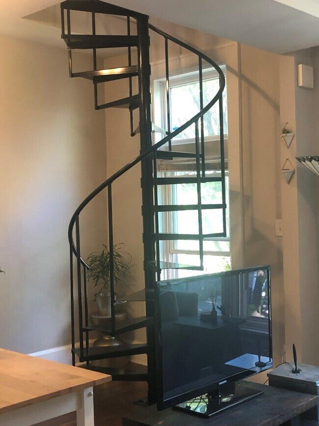 Building Photo - 2245 W Shakespeare Ave