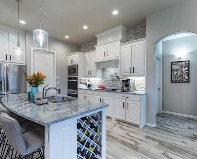 Building Photo - 6611 Pinehurst Dr