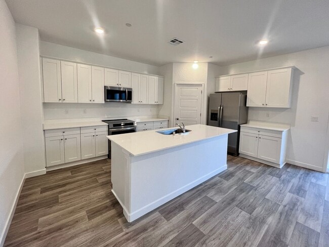 Building Photo - $3,095 Ashlan & Highland, 5 Bedroom House - Buckingham Ave, Clovis - Solar Panels