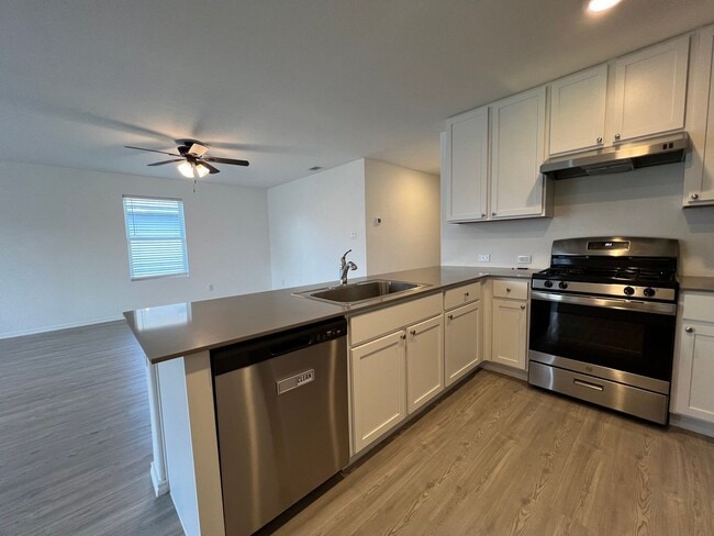 Building Photo - NEWER 4BDRM HOME IN LONDON ISD!