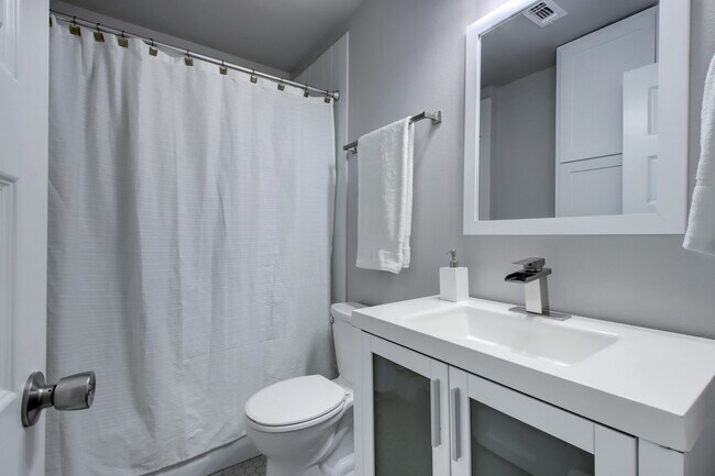 Building Photo - 3208 Northeast Dr