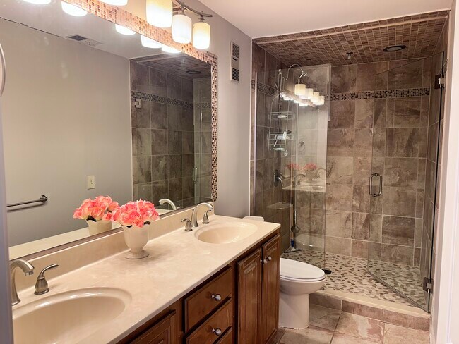 Building Photo - 2856 Evergreen Ln