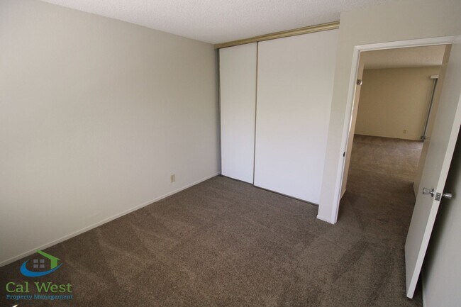 Building Photo - $2595 - 2 Bedroom, 2 Bath Upstairs Condo i...