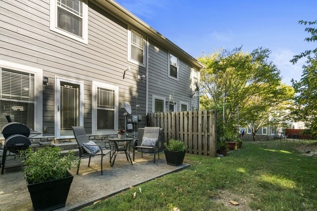 Building Photo - Woodbury Falls Luxury Townhome