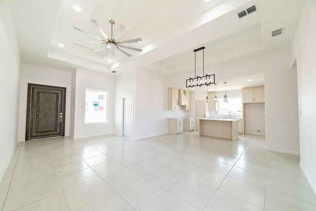 Building Photo - 154 Lagos Ave